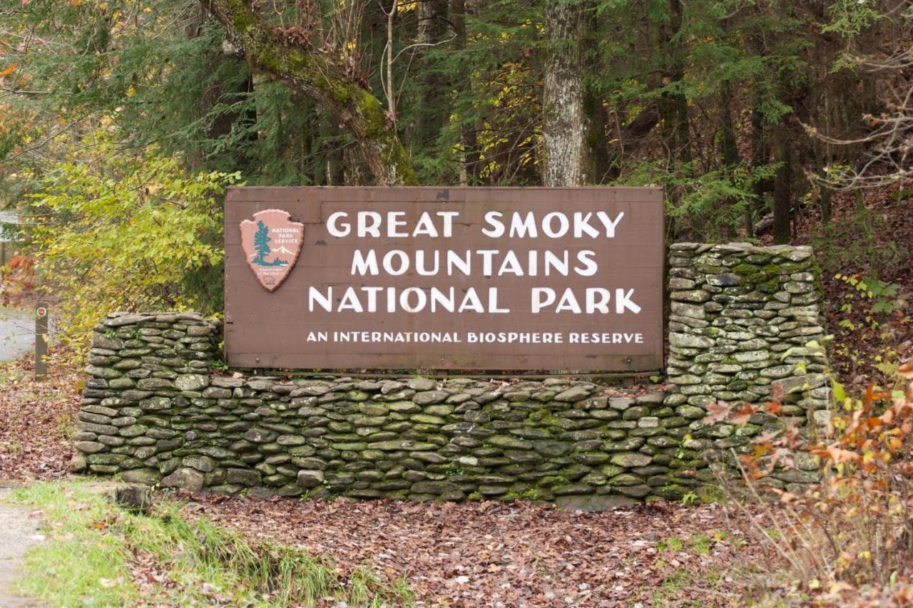 Smoky Bear Lodge With Guest House Sevierville Exterior photo