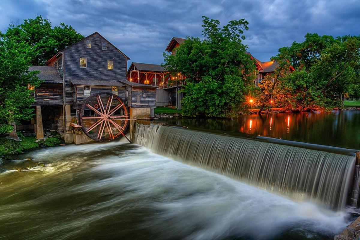 Smoky Bear Lodge With Guest House Sevierville Exterior photo