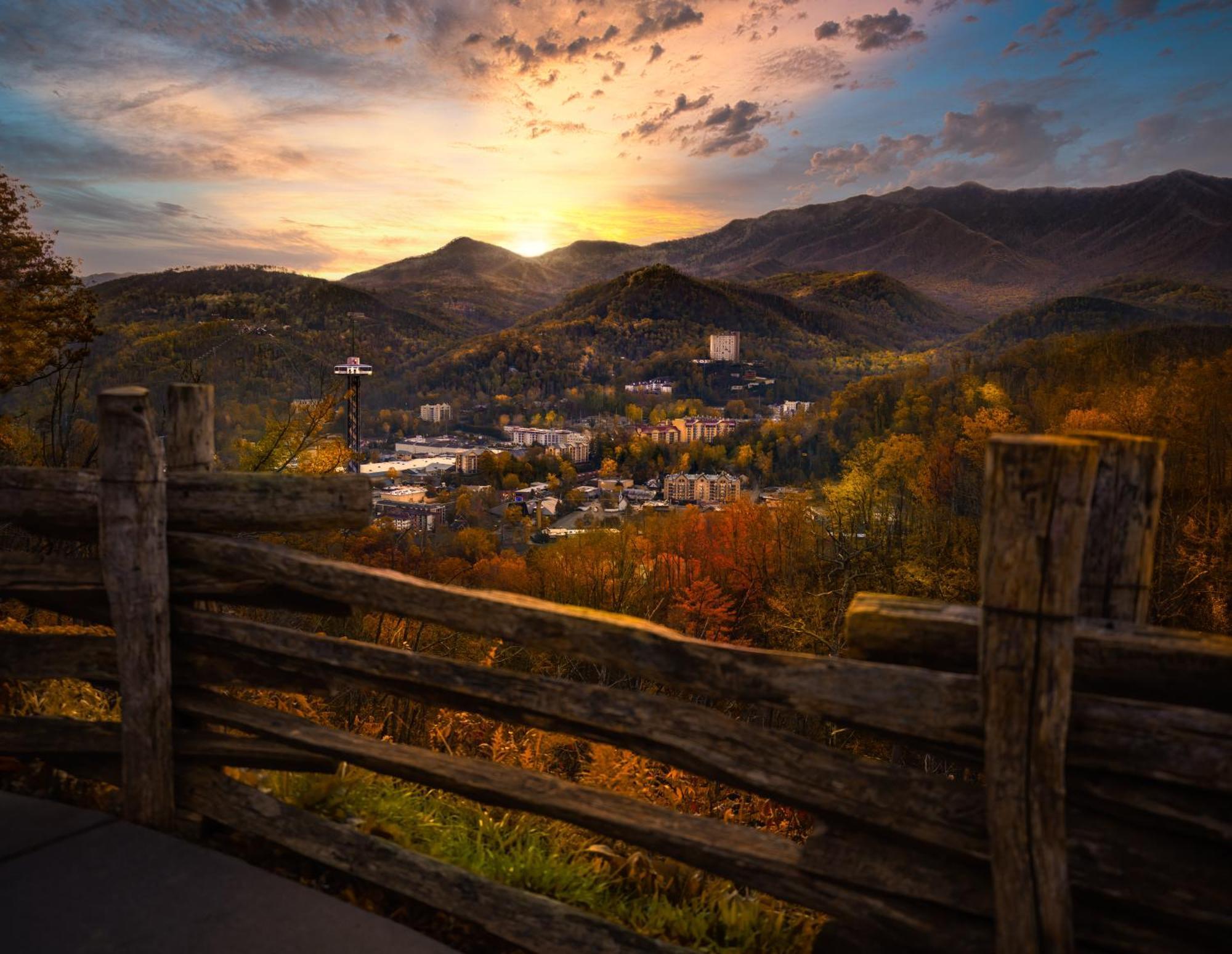 Smoky Bear Lodge With Guest House, Hot Tub, 1089 Free Tickets Each Paid Day, Dollywood And More Sevierville Exterior photo