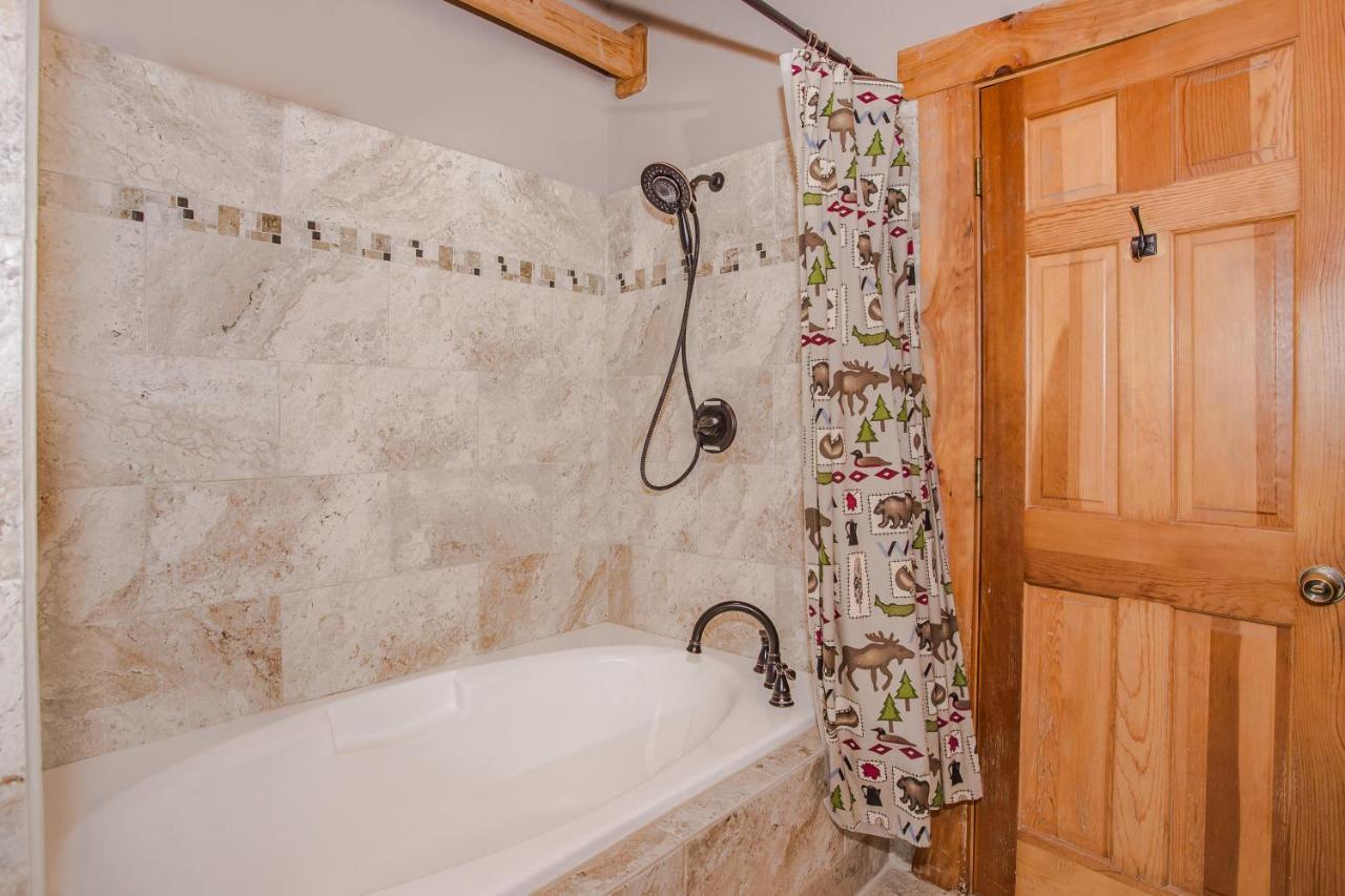 Smoky Bear Lodge With Guest House, Hot Tub, 1089 Free Tickets Each Paid Day, Dollywood And More Sevierville Exterior photo