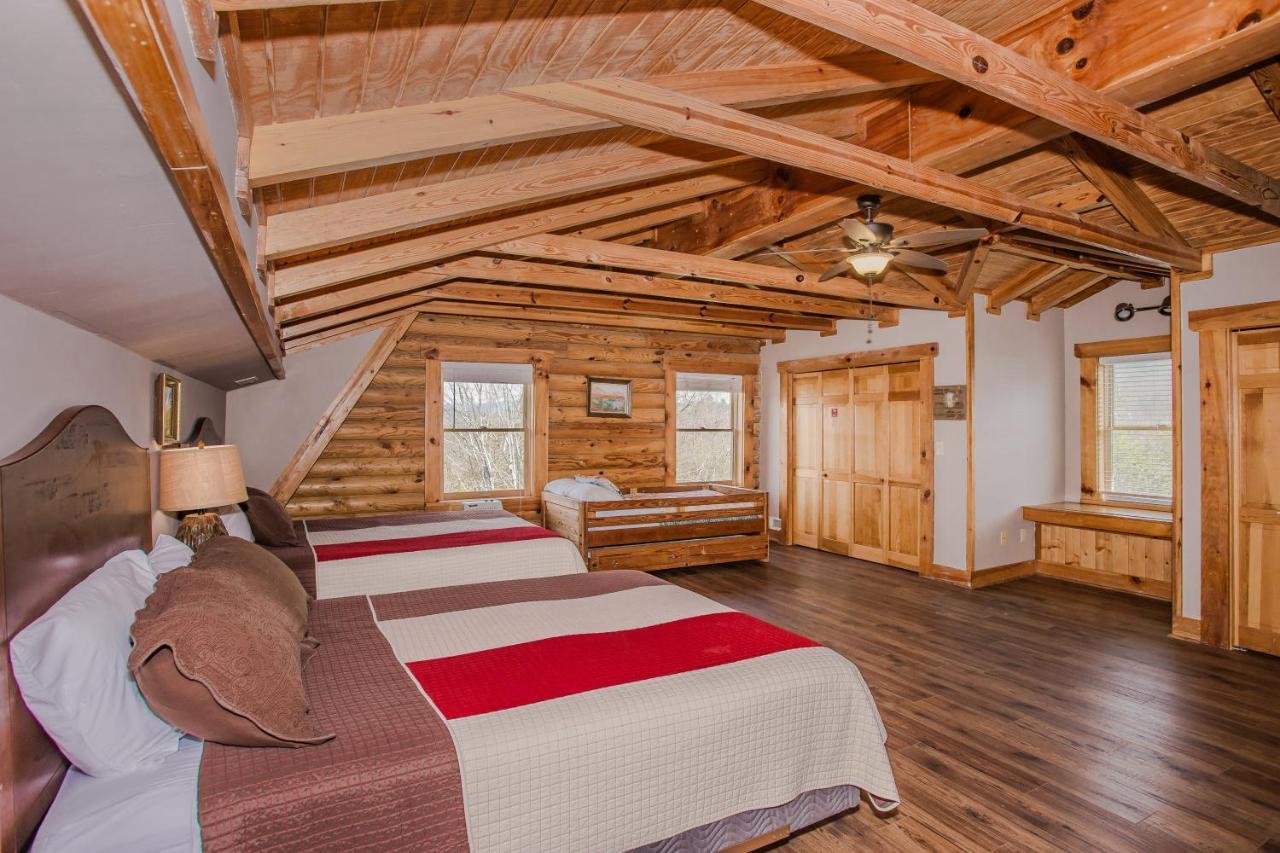 Smoky Bear Lodge With Guest House, Hot Tub, 1089 Free Tickets Each Paid Day, Dollywood And More Sevierville Exterior photo