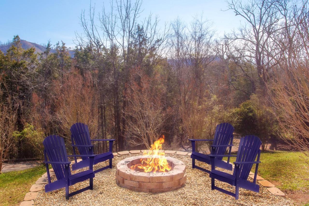 Smoky Bear Lodge With Guest House, Hot Tub, 1089 Free Tickets Each Paid Day, Dollywood And More Sevierville Exterior photo
